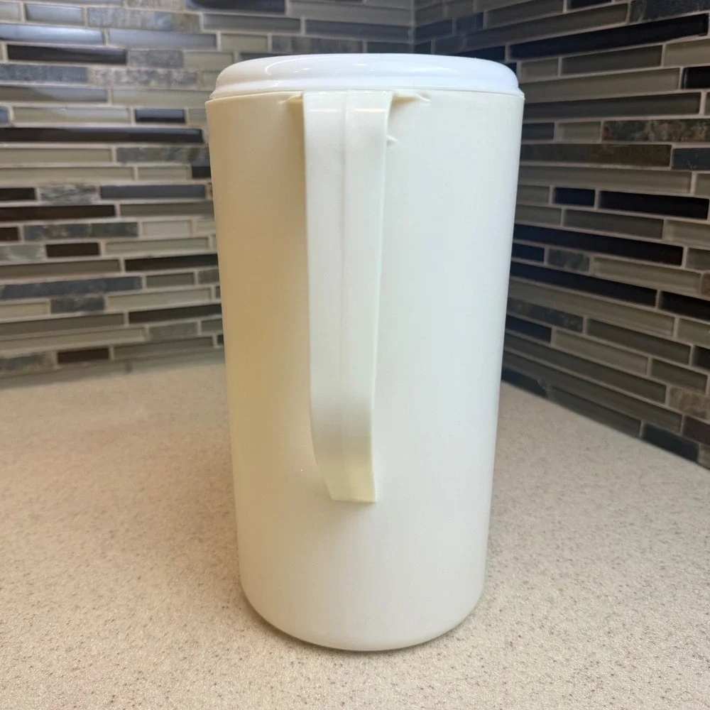 Vintage Rubbermaid 2.25 Quart Pitcher Almond Off White #2445 w/ 3 Position Lid